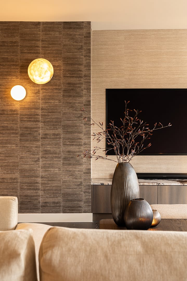 interieurshoot met Bombyxx art behang en potten en vazen