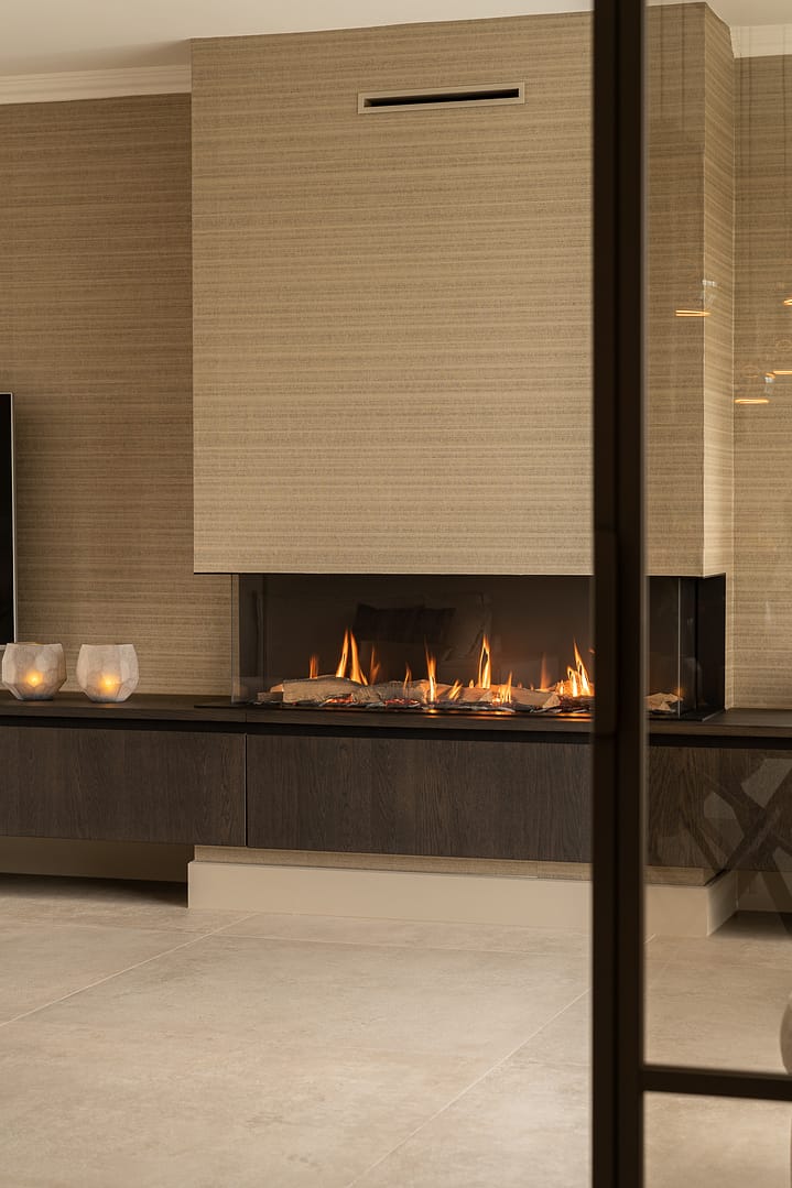 interieurfotografie van een open haard met stalen deur