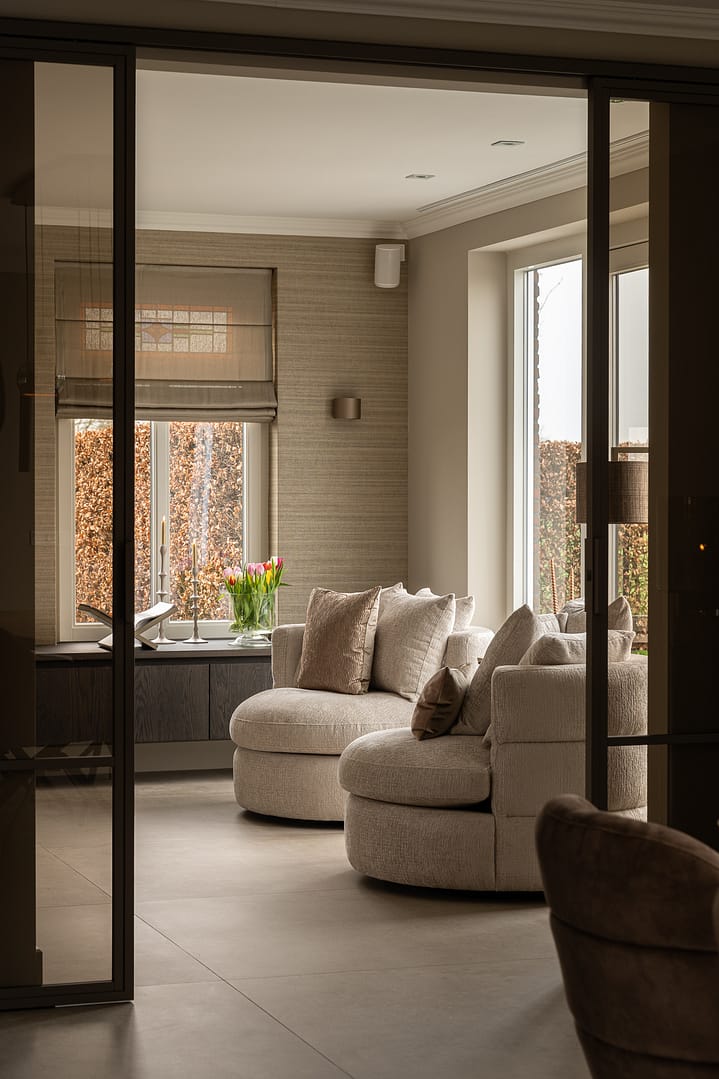 warm aardetinten interieur met stalen deur