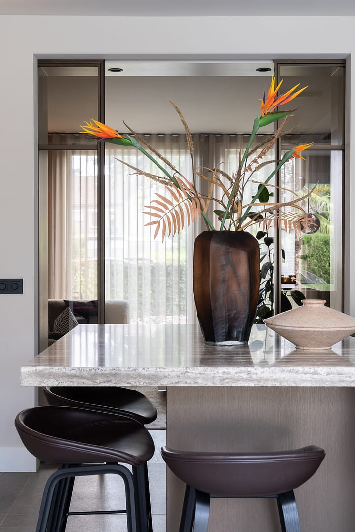 Interieur fotografie moderne keuken beige met marmer en stalen deur